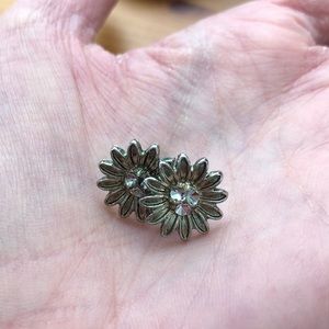 Gold colored daisy flower earrings